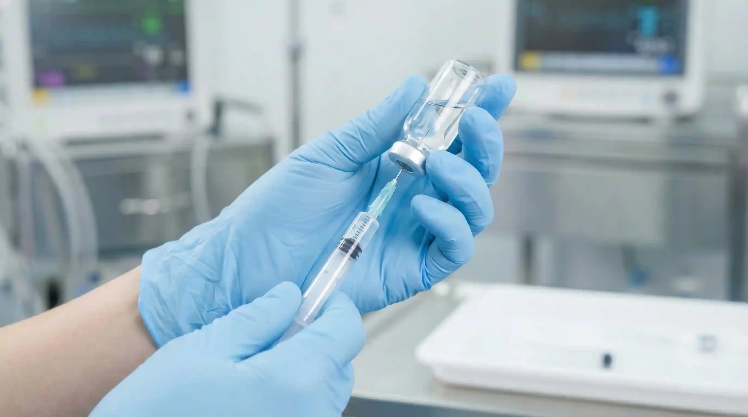 نحوه رقیق کردن بوتاکس با نرمال سالین؛ پزشک در حال آمادهسازی سرنگ