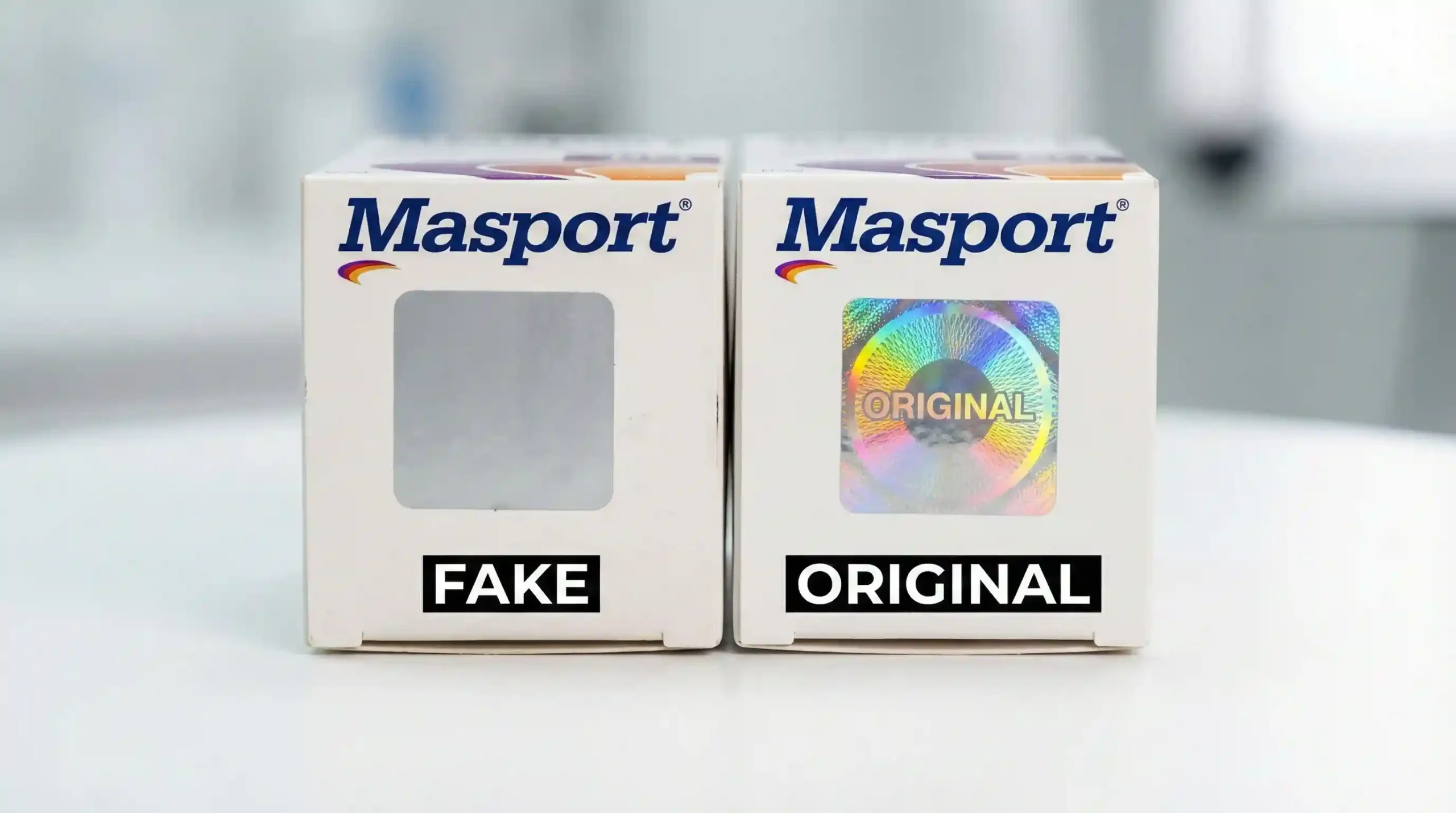 مقایسه هولوگرام بوتاکس مصپورت اصل و تقلبی؛ سمت راست هولوگرام رنگینکمانی (اصل)، سمت چپ برچسب مات (تقلبی)